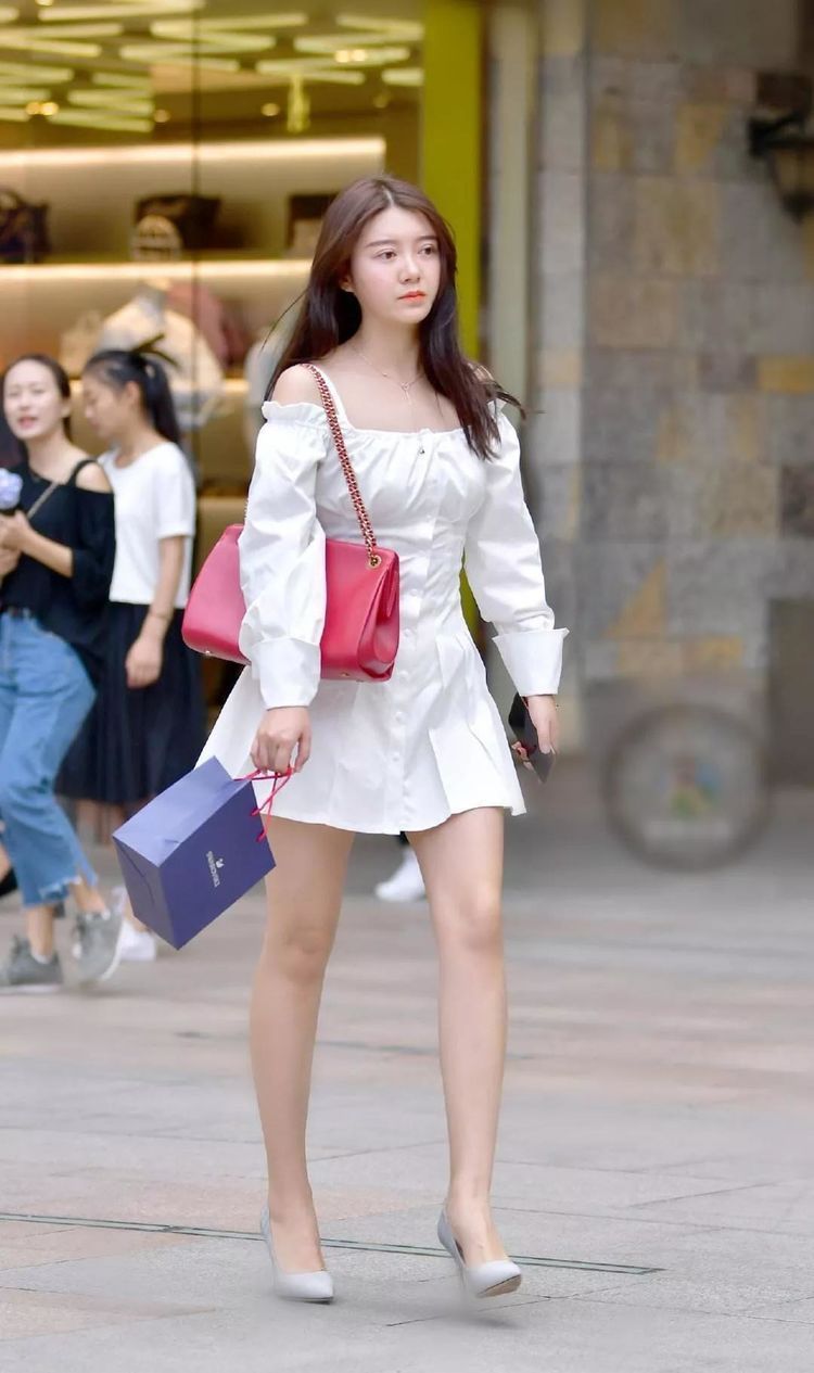 东方女性 小姐姐一双尖头的高跟鞋穿在脚上显得十分的精致,优雅时尚