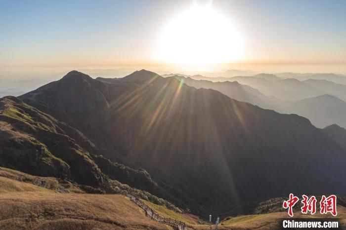 高山|航拍江西武功山高山草甸 阳光下熠熠生辉