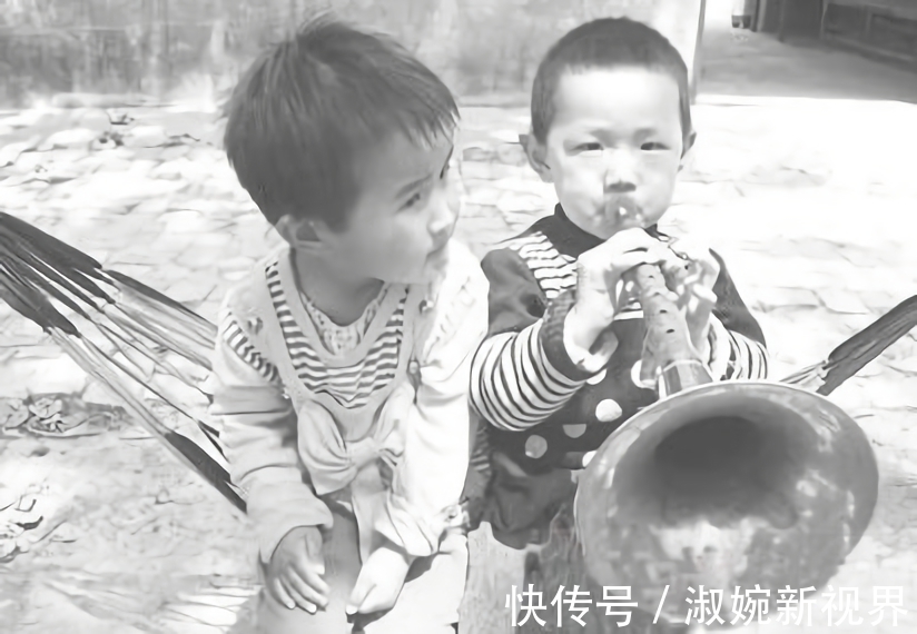 爸妈|有一种孩子叫“爷爷带大的孩子”,爸妈回家看到笑得乐开了花