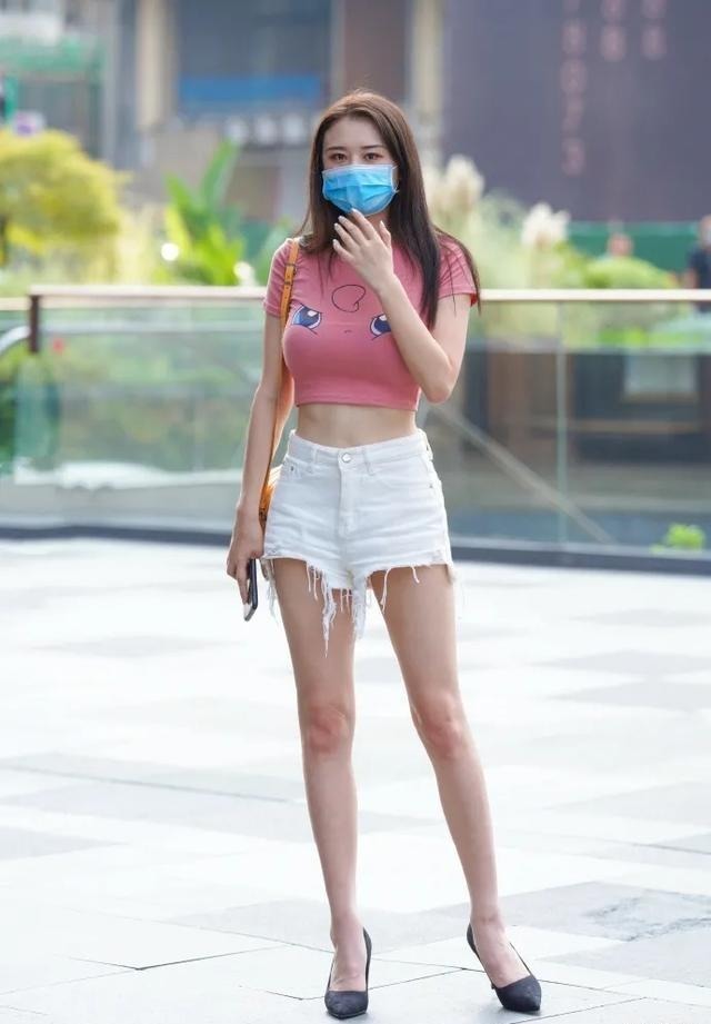 简约粉红T恤衫, 搭配露脐牛仔短裤, 时尚而有风度