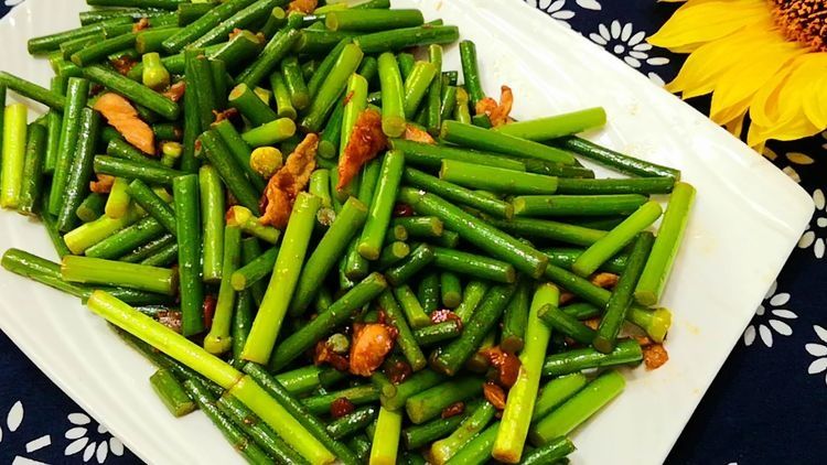 炒蒜苔，最忌切完直接炒，大厨教你一妙招，蒜苔又脆又绿、更入味