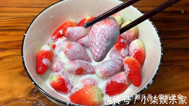 清洗草莓时,有人加盐有人加碱,都不对!教你正确做法,太干净了