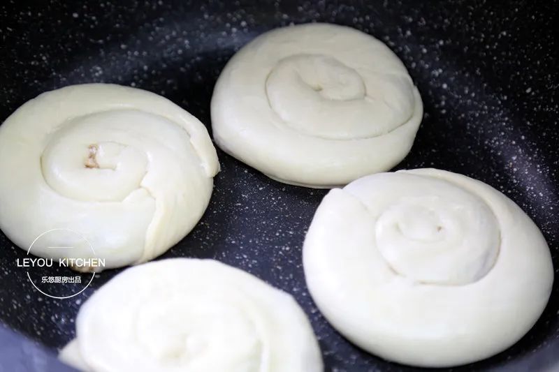 不用和面的牛肉饼，外酥里嫩，一卷一烙，比叫外卖还快