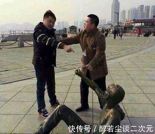 |幽默笑话:三年前有个女同事找我借一千块钱,说是家里有事……