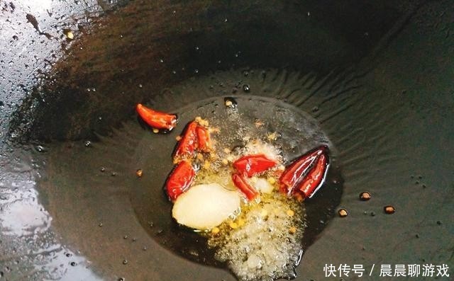 莲藕焯水之后炒一炒,酸甜美味,清脆爽口,是道不错的下饭菜