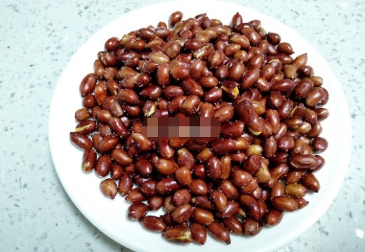 炸花生米有诀窍,这样炸酥脆而且不易返潮,简单的步骤要记好!