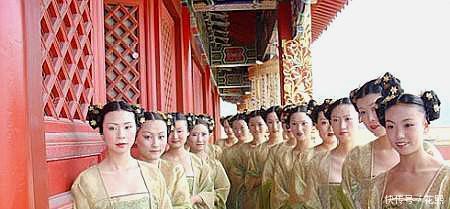 太监|同样都是宫中之人，为何皇帝更喜欢太监伺候，而宫女则不行呢！