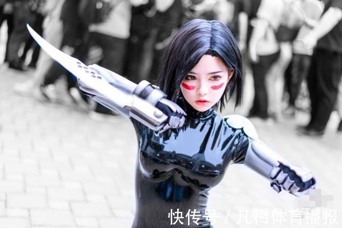 阿丽塔|女子穿“塑料袋”参加漫展,明明一丝不露,却让人害羞