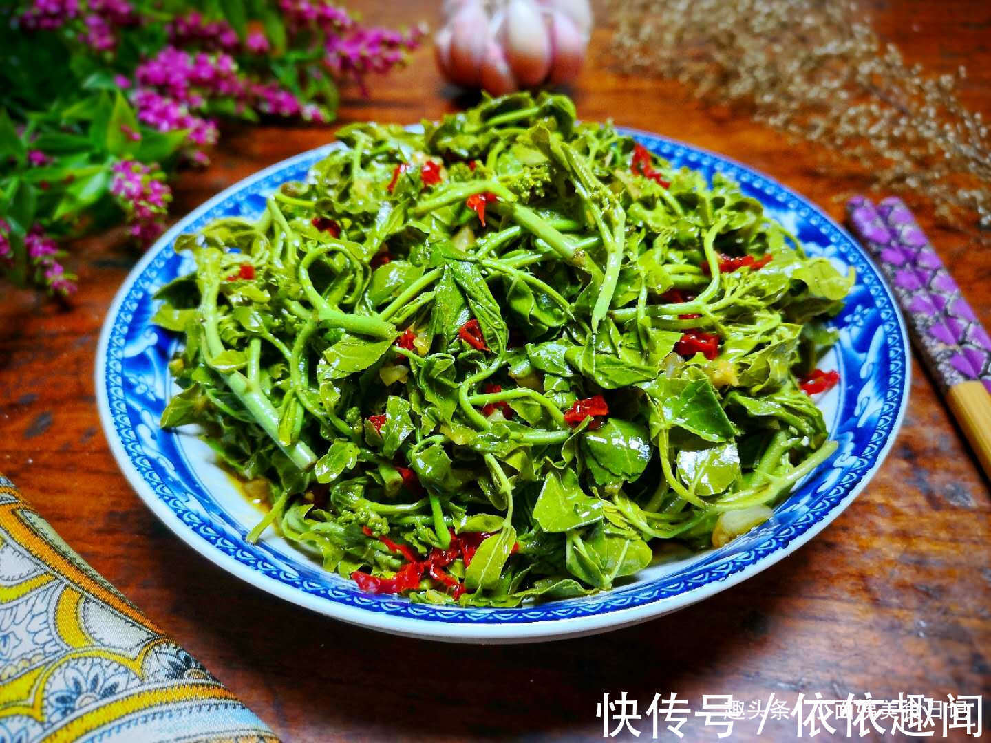 这树叶很多人都没吃过,比香椿芽还香,一烫一拌,是最好开胃菜!