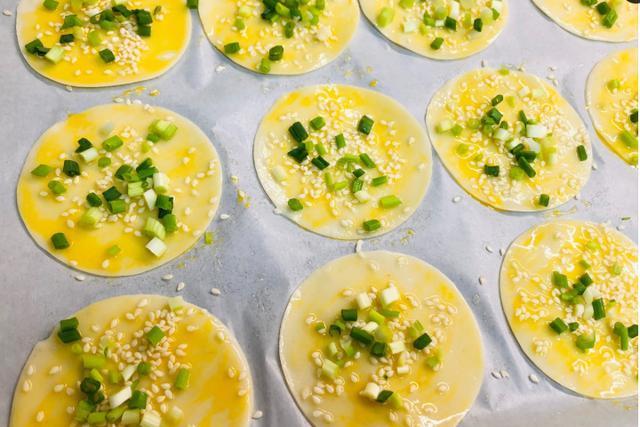 饺子皮这样做,比薯片好吃,嘎嘣脆,做一盘端上桌就被抢光