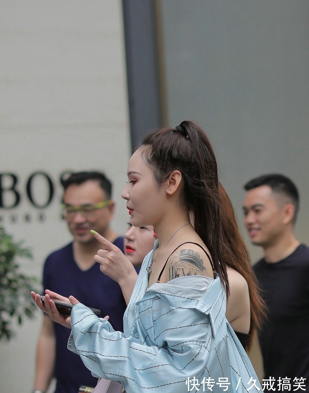 修身 美女选择了一款蓝色长款衬衫,有着非常好的修身效果