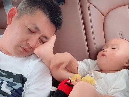 车上|爸爸在车上睡着,宝宝用脚托着爸爸脑袋,真是为爸爸操碎心