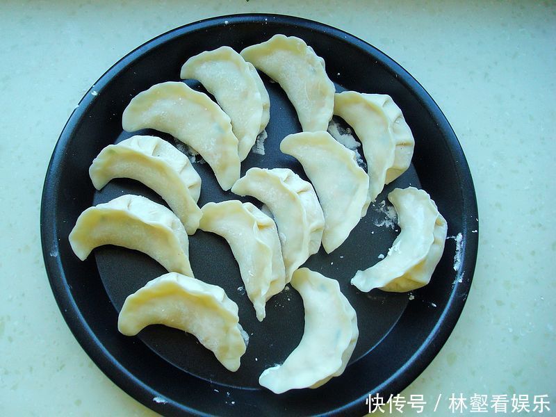 傻傻的|剩米饭别再傻傻的炒了,教你一招,比饺子都好吃,早餐也有了