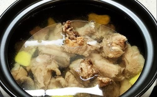 炖排骨汤时，别直接加水就炖，牢记3个妙招，味道不比饭店里的差