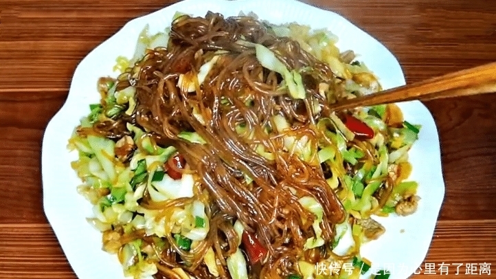 包菜炒粉条时,不要直接下锅炒,多加一步,鲜香入味,超下饭