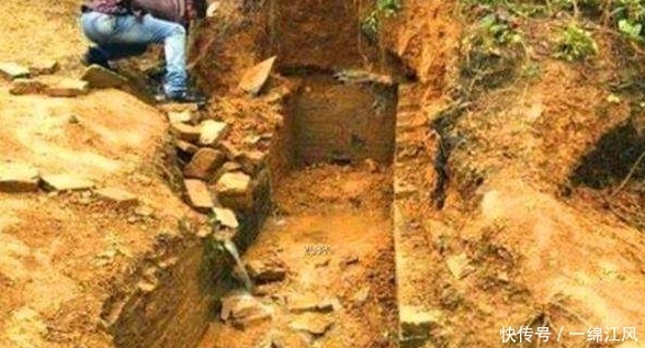 湖北一农户祖坟冒出青烟,专家赶来勘察后,