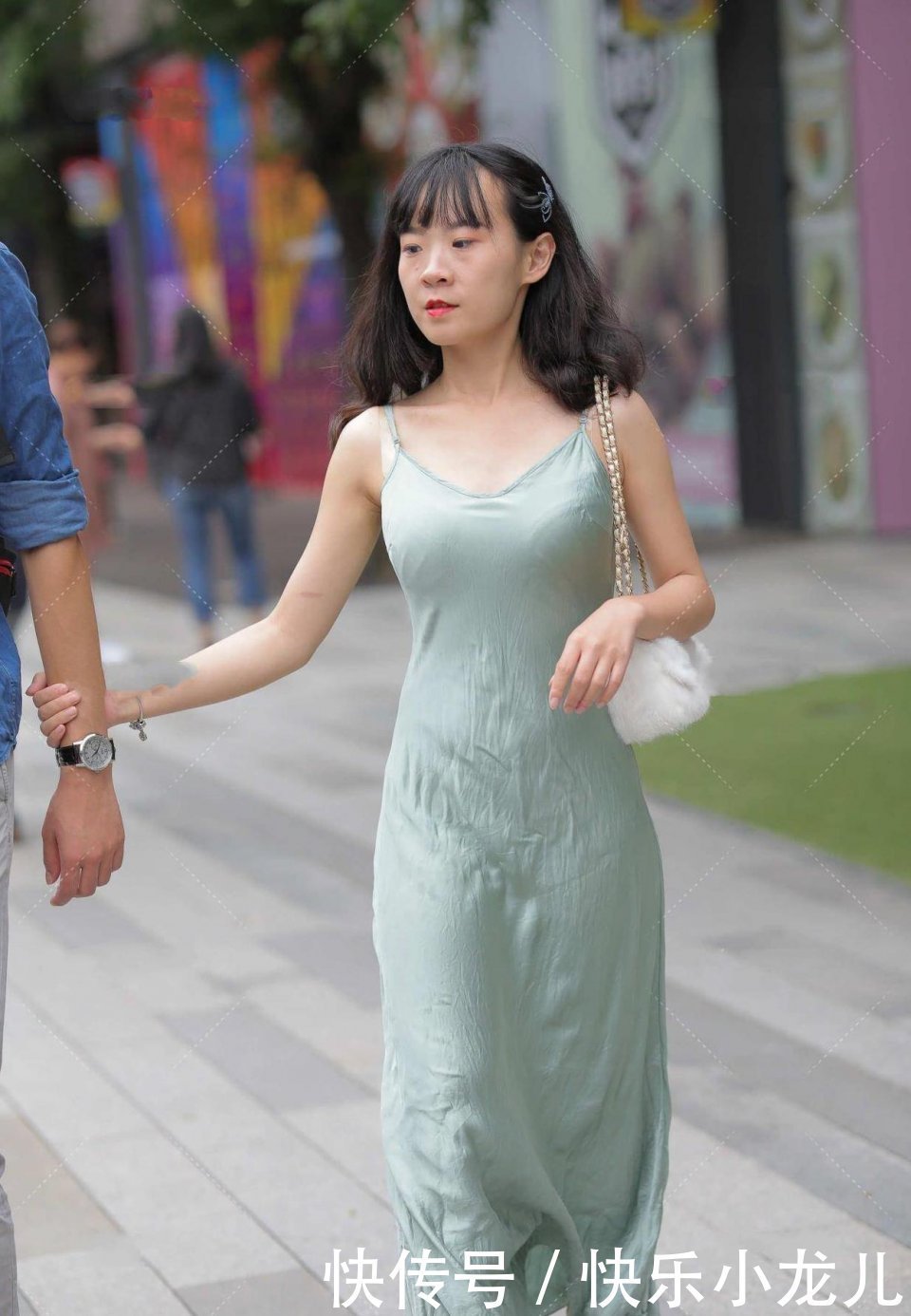 tips|非常自信的微胖姑娘，好想开车送她回家，晚上一个人逛街注意安全