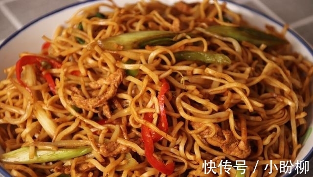 红辣椒|肉丝炒面最好吃的做法,简单几步,5分钟就出锅,比饭店的还好吃