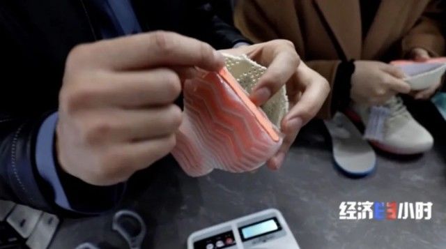 100元能买啥？2件衣服、4个包、1条裤子1双鞋...咋做到的？