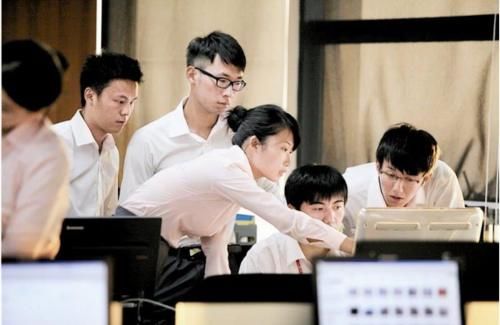 上过大学和没上大学有什么区别？5张对比图告诉你答案，真挺现实