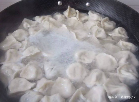 回乡下老家吃饭，婆婆做饺子招待，看到碗里的饺子，俺摔了碗筷！