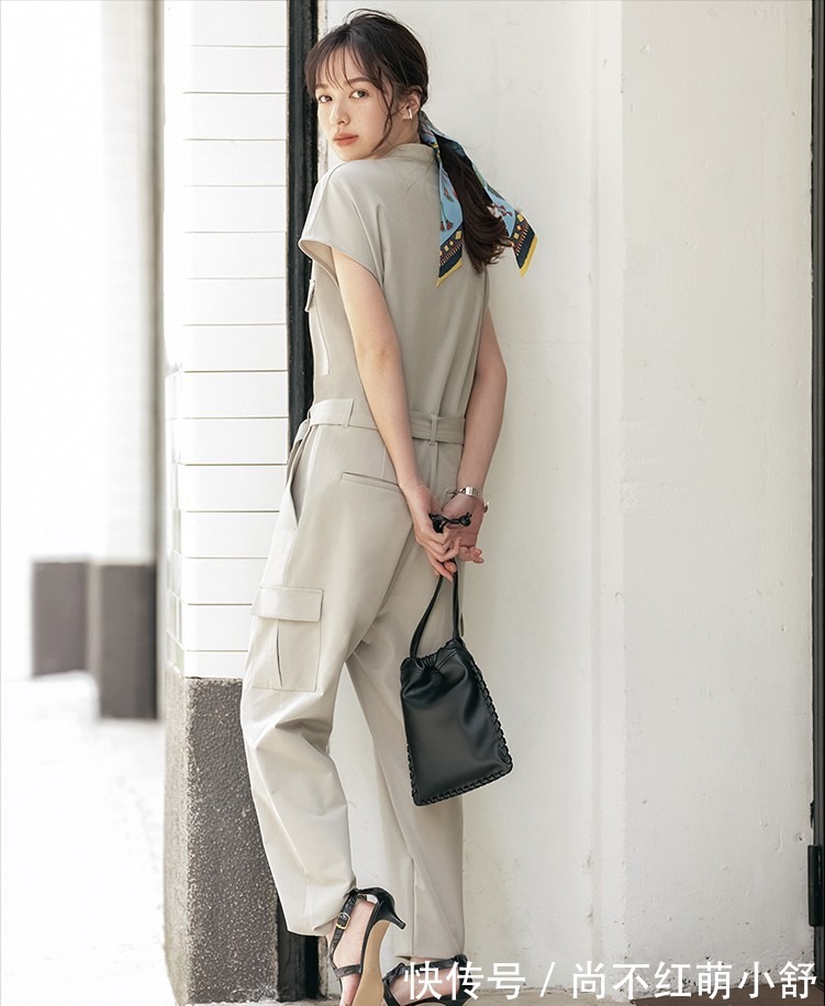 连体裤|今年突然火了一种新搭配叫:连体裤+基础上衣,越看越心动