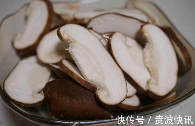 正确做法|炒香菇前到底用不用焯水厨师长教你正确做法,香菇鲜滑又营养!