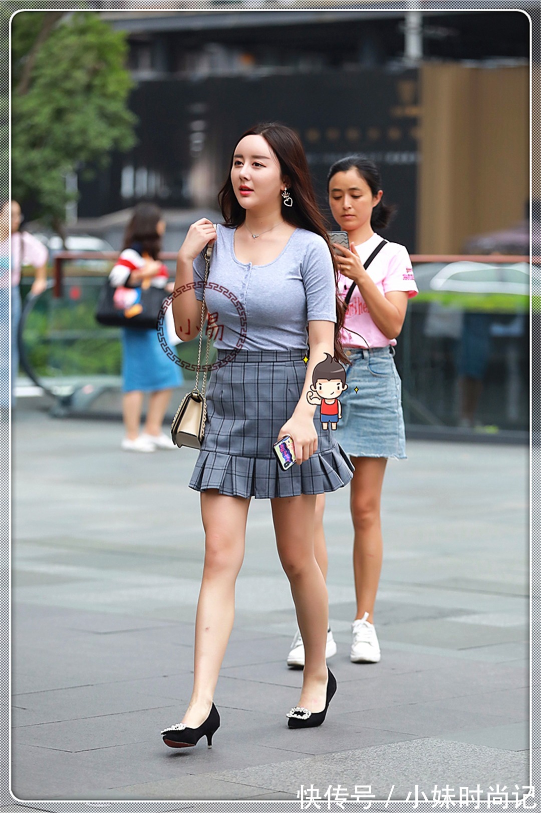 魅力|时尚街拍:辣妈穿英伦风格子裙,魅力升级,可爱值爆棚