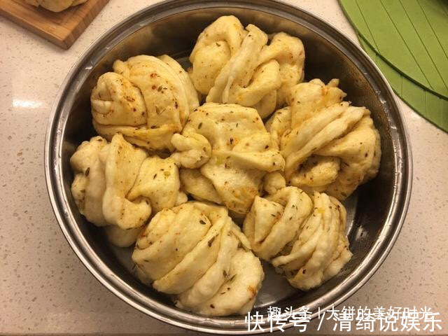 面团|早饭别吃馒头了,花卷加入此物,早餐店也买不到,吃一个回味无穷