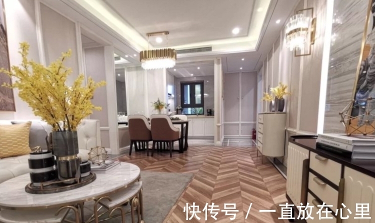 背景墙|罕见的法式风格装修,98㎡三室两厅,装得比120㎡还要漂亮大气
