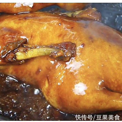 回味|年夜饭菜单｜回味禄鸭，外皮酥脆，鸭肉多汁，吃起来连骨头都香