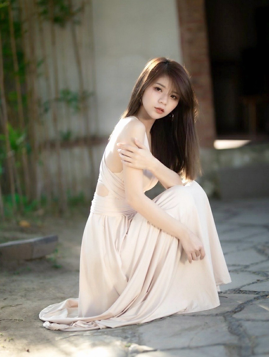 长裙 小姐姐一袭长裙,独特的穿搭,显得更加青春活泼