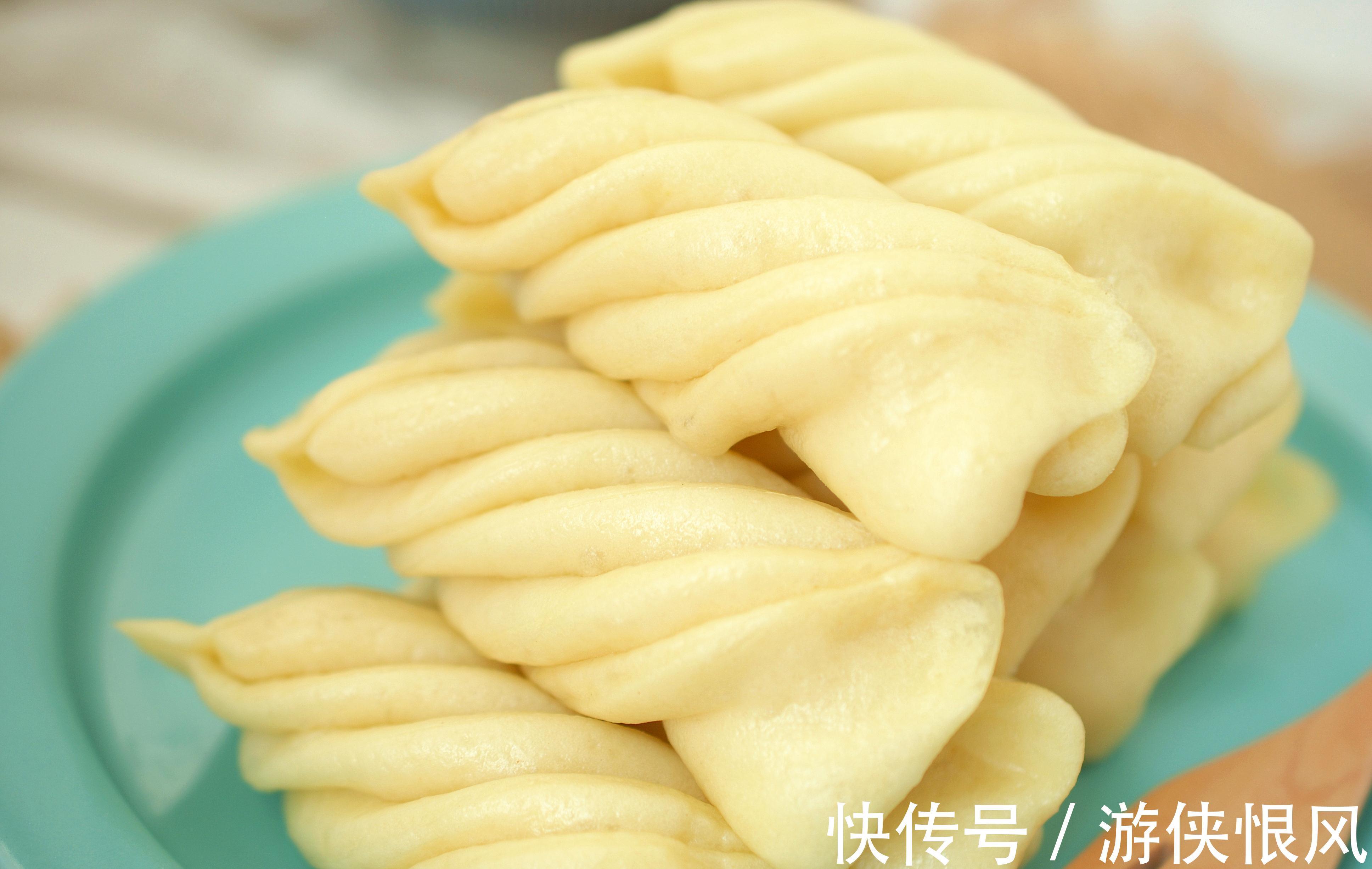 82岁奶奶教你做碱面小花卷,一层一层撕着吃,越吃越香,特简单