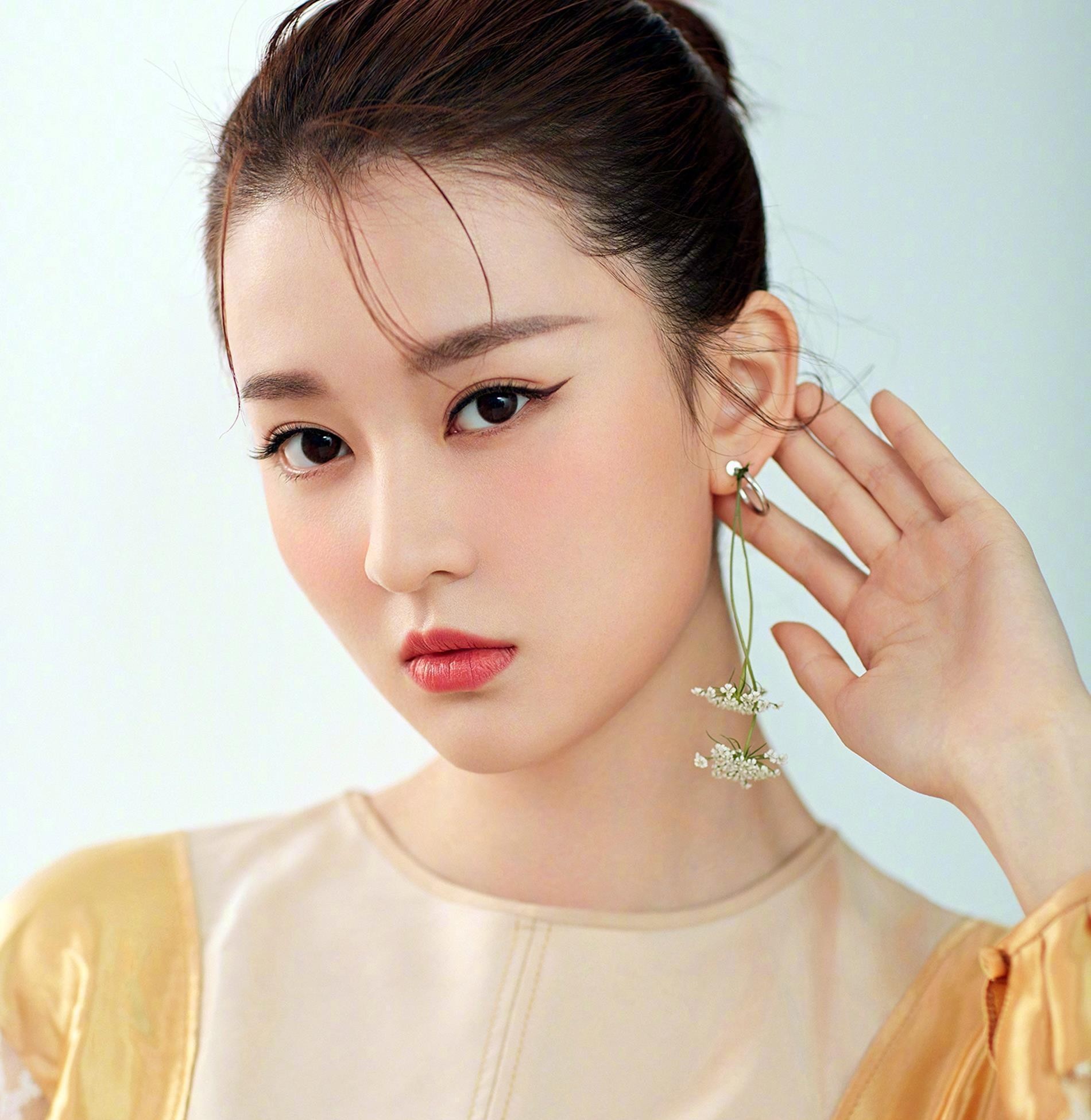 邱瑩瑩|楊紫、蔣欣高度還原《歡樂頌》, 而她無戲可演, 就因為說了那句話