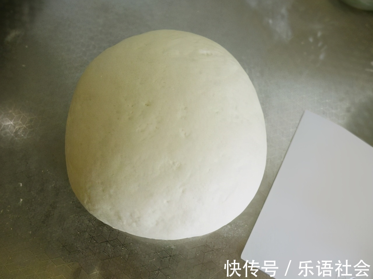 面团|面粉别蒸馒头了,手把手教你做葱香花卷,一压一卷层次多