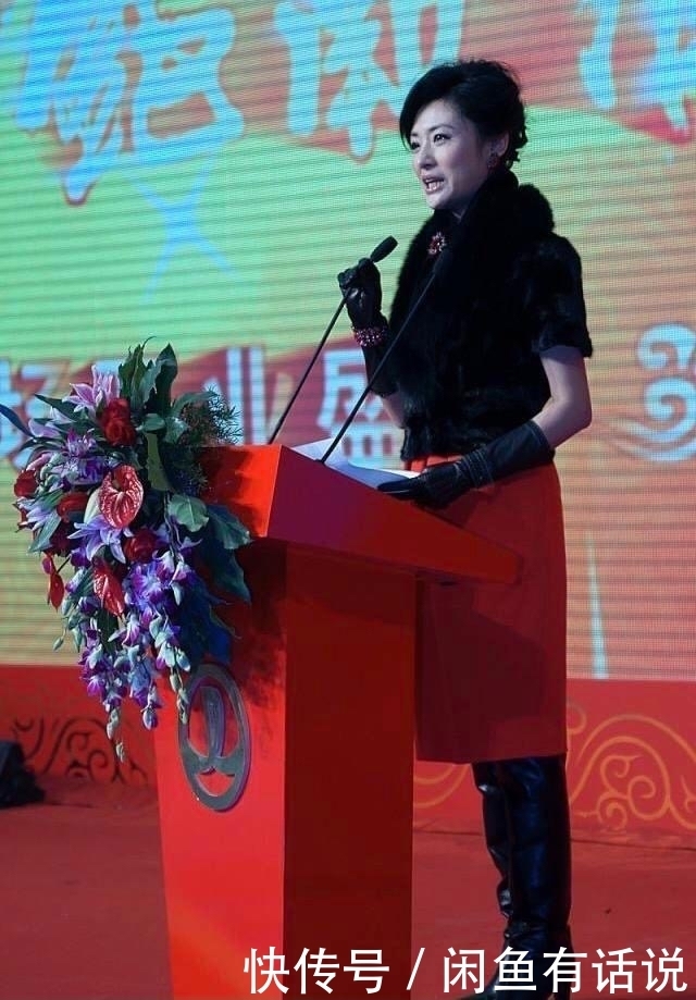 穿搭|周涛越老越洋气,穿皮草配红裙像高级贵妇,露一截手臂看不懂季节