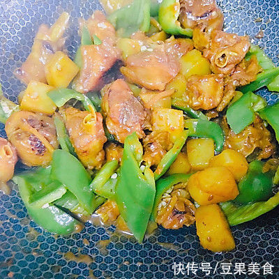 好吃|教你做土豆焖鸡，好吃不腻，每次做的都不够吃