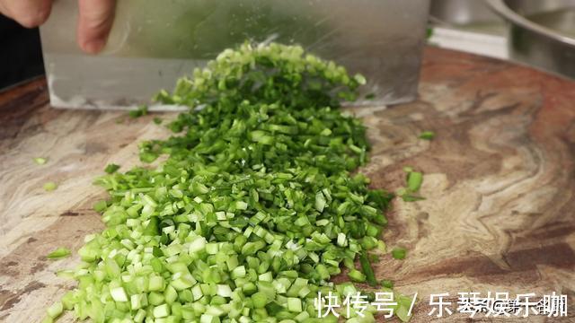 食用油|这个素锅贴我家一周吃三次,口感鲜香又酥脆,调好面糊才是关键