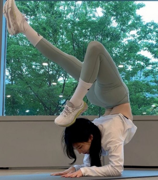 小蛮腰|拥有天使面孔、魔鬼身材的瑜伽小姐姐，堪称人间尤物啊！