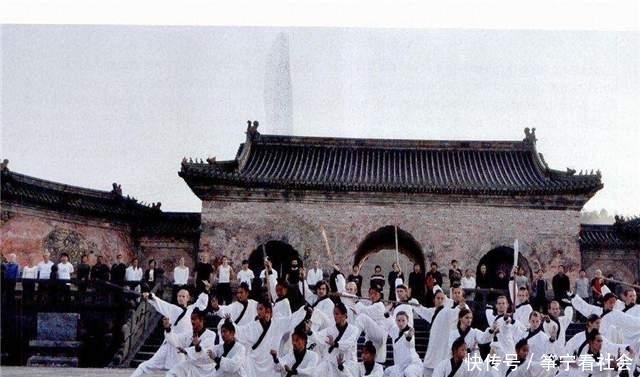 着自己|李立群讲述真实的中国内功,他的气功师父断气后,不准任何人碰他