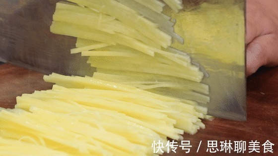 炒土豆丝前，用水冲洗就错了40年大厨教你3大技巧，脆爽不粘锅