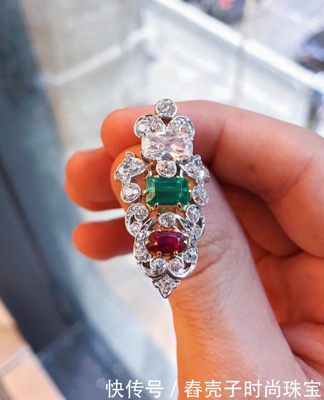 老太太花8美元在地摊买的胸针,居然拍出26000美元