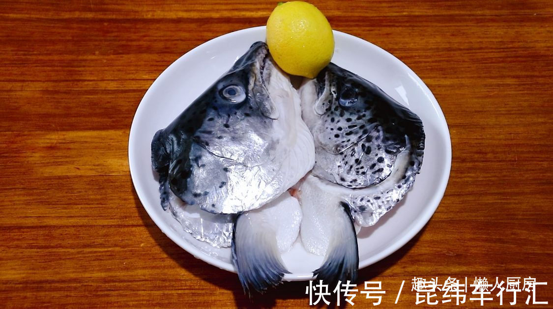 鱼头|9元买了一个三文鱼鱼头,这样烤着吃,外焦里嫩,吃着香
