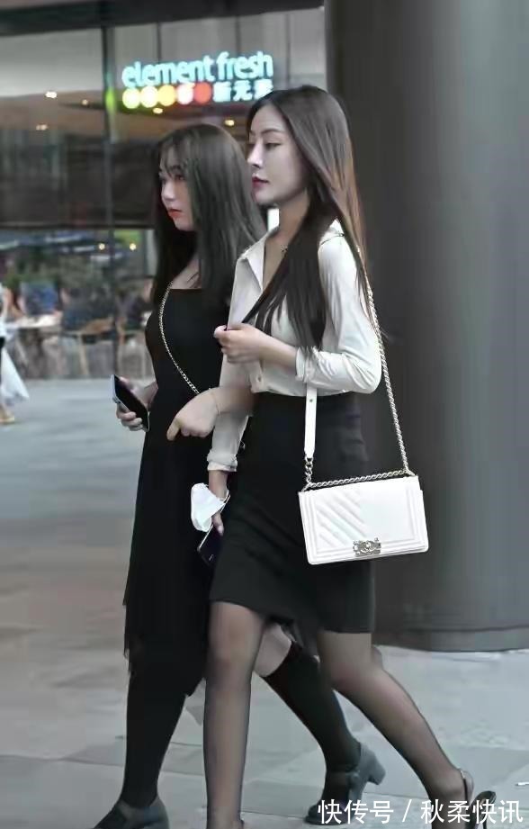 衬衫 美女身穿白衬衫搭配黑短裙,如此简单又经典的搭配,依然那样美