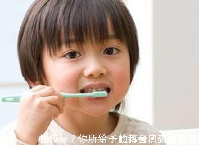 恒牙|6岁男娃长“双层牙”,老人的“坏习惯”害了娃,你家有这习惯吗