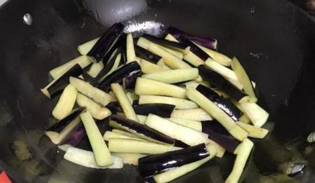 茄子|炒茄子，不要切了就炒！牢记“一招”，茄子炒好不油腻，不发黑