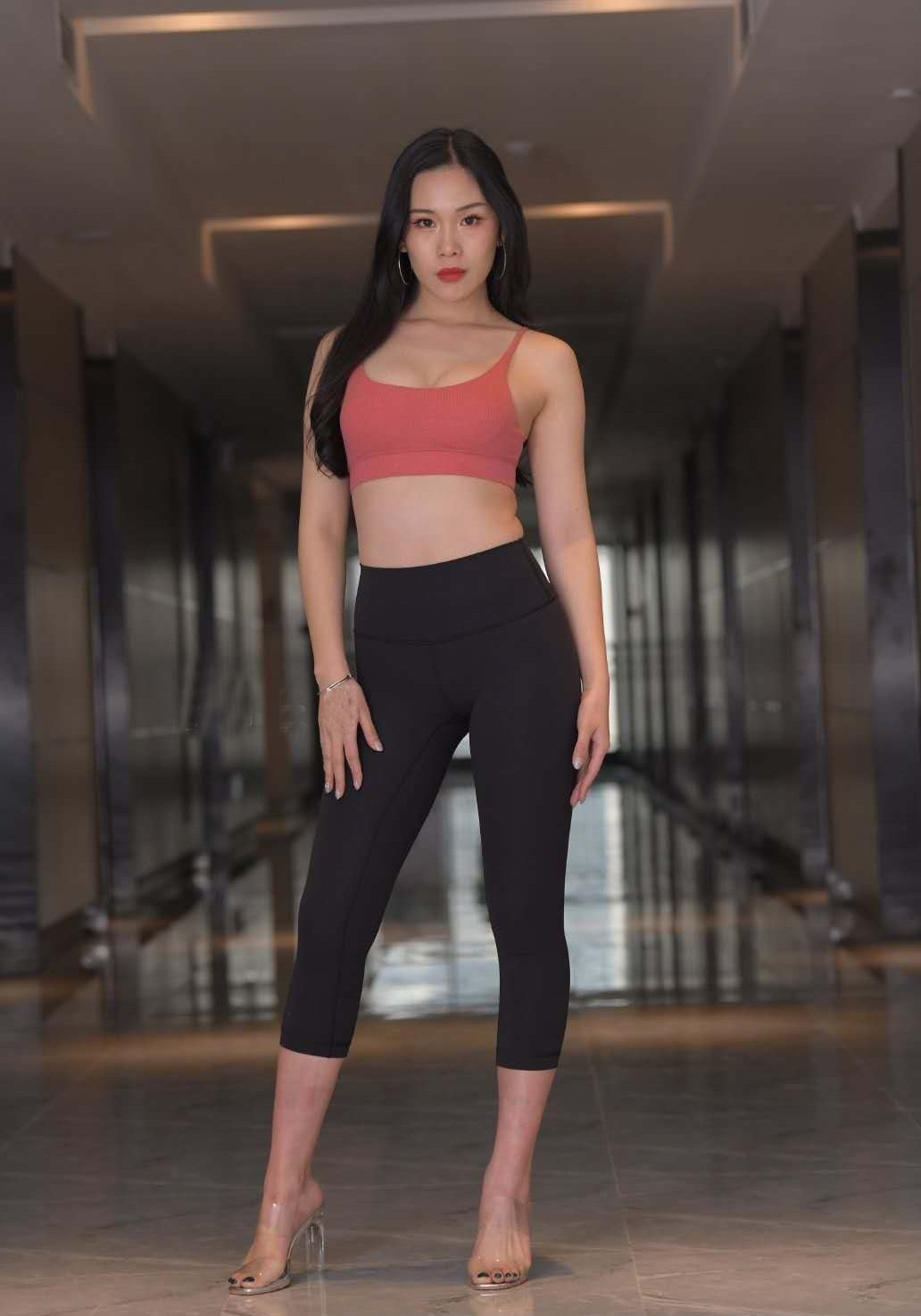 胶带 高个子的运动风穿搭,粉色短打背心+紧身运动裤,简单舒适又高级