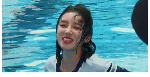 b同样是常驻女嘉宾,宋雨琦落水,baby找男生顶替,李晨看不下去了