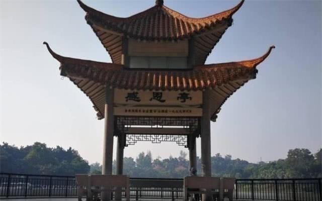 司马光砸缸@司马光砸缸人人皆知,但你可知被救的小孩是谁?难怪肯本上不写!