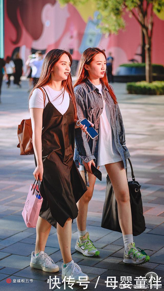 让自己|街拍偶尔尝试一下自己没有尝试过的穿衣风格也是不错的选择